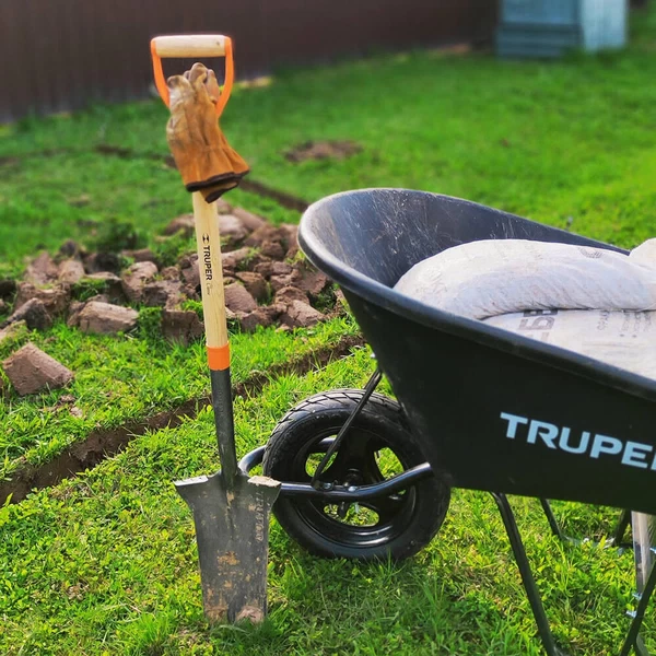 Лопата штыковая Truper Т-2000 (17163) углеродистая сталь дренажная с деревянным черенком 550 мм